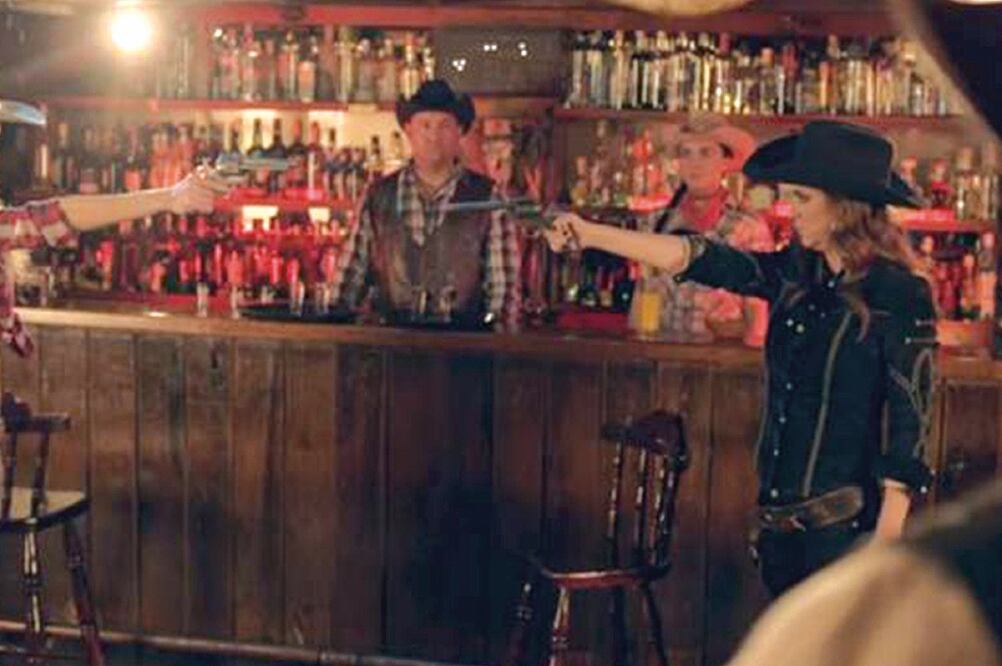 En el tema de Edith Márquez, una mujer ve a su pareja con otra. Las dos se enfrentan en un duelo (CORTESÍA)