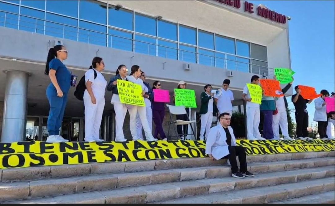 Personal de salud protesta en La Paz, BCS, por falta de insumos; exigen diálogo con autoridades.
Foto: Especial.