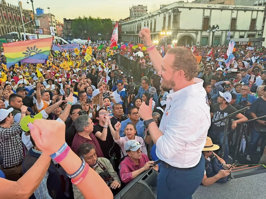 Santiago Taboada se reunió con unas 10 mil personas en el Centro Histórico; estuvo acompañado por Alejandra Barrios. Foto: Especial