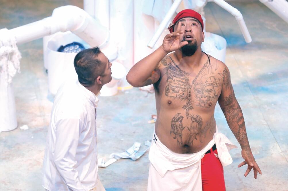 En la obra Esperando a Godot, dos hombres revelan el encierro mental que ellos sufren. (FOTOS: IRVIN OLIVARES. EL EUNIVERSAL)