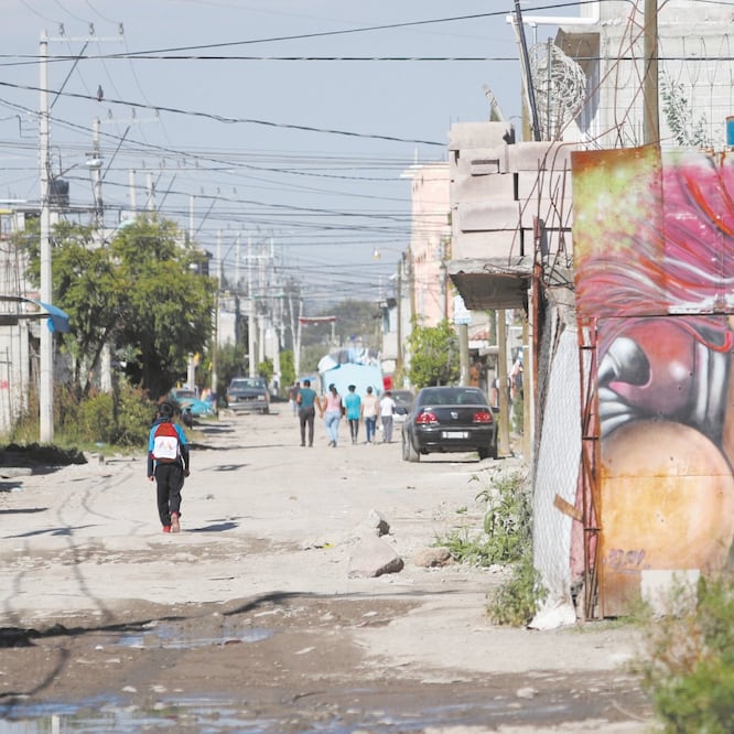 La colonia Laguna de Chiconautla, creada hace más de 30 años, se encuentra en una zona que está en litigio con el ayuntamiento de Acolman, por lo que 10 mil familias que ahí habitan no tienen calles pavimentadas, agua, luz o drenaje. ARIEL OJEDA