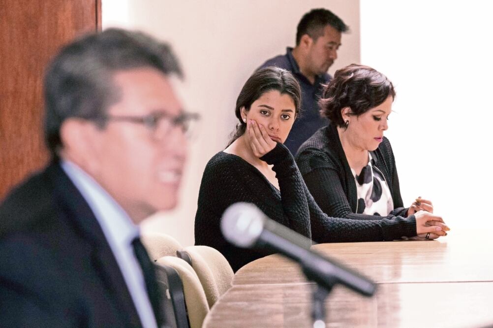 La esposa y una de las hijas de Ricardo Monreal —no la imputada—, acompañaron al jefe delegacional en la conferencia de prensa de ayer (GALO CAÑAS. CUARTOSCURO)