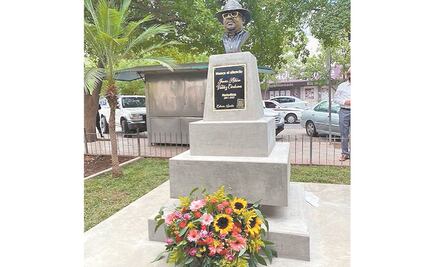 Develan busto del periodista asesinado Javier Valdez en Sinaloa