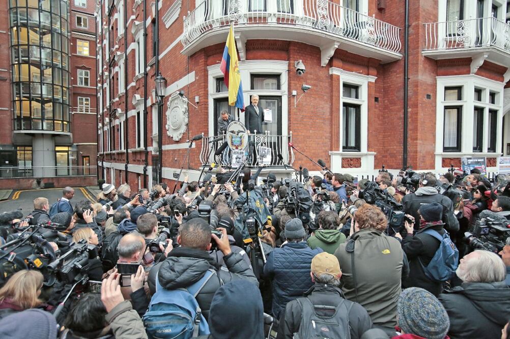 El fundador de WikiLeaks, Julian Assange, se dirigió ayer a los representantes de los medios de comunicación y al público desde el balcón de la embajada de Ecuador, en Londres (DANIEL LEAL-OLIVAS. XINHUA)