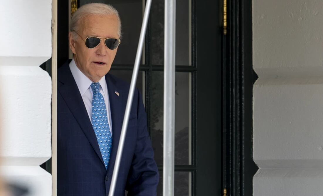 El presidente Joe Biden camina hacia el helicóptero presidencial en el jardín de la Casa Blanca para un vuelo breve a la Base Aérea Andrews y de ahí a Florida para participar de actos electorales. Foto: AP
