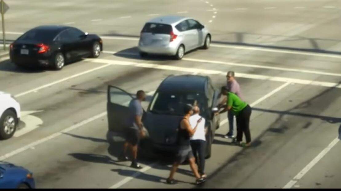 Extraños se unen para salvar a conductora de tener un accidente mortal