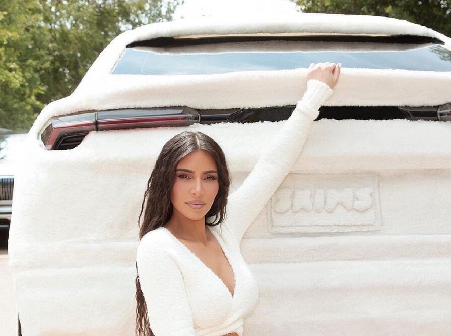 Kim Kardashian promocionó una de sus marcas de ropa con la ayuda de un Lamborghini Urus cubierto de un material similar al peluche / Foto: Instagram