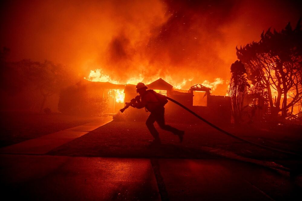 Un bombero combate las llamas de un incendio en el vecindario de Palisades, el 7 de enero de 2025, en Los Ángeles. FOTO: AP