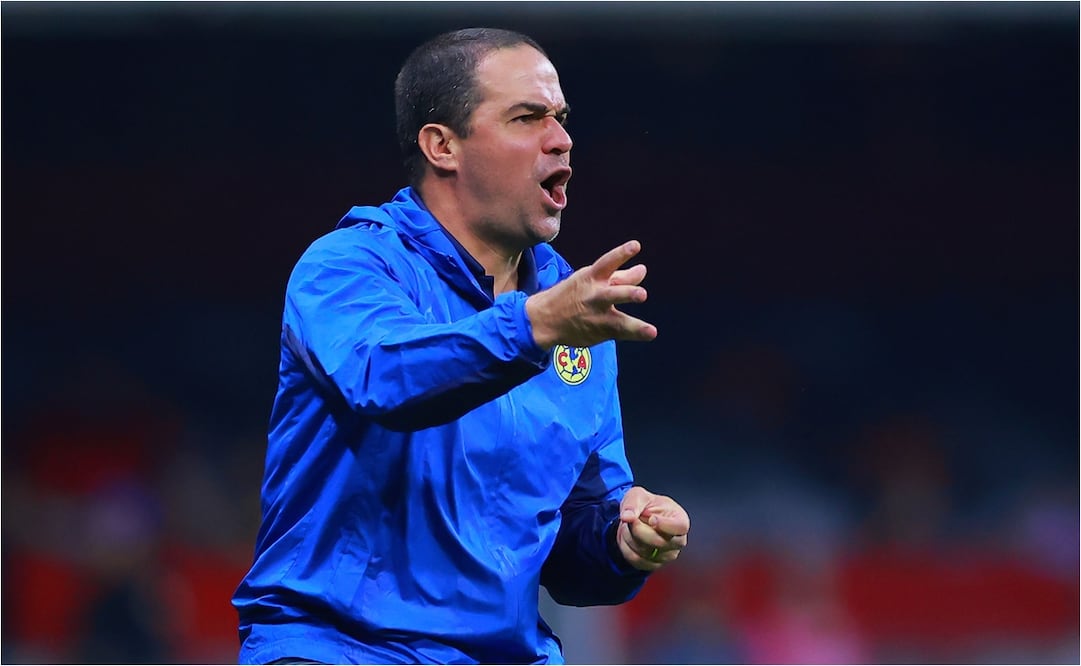 André Jardine dirigiendo en el Estadio Azteca. FOTO: IMAGO7