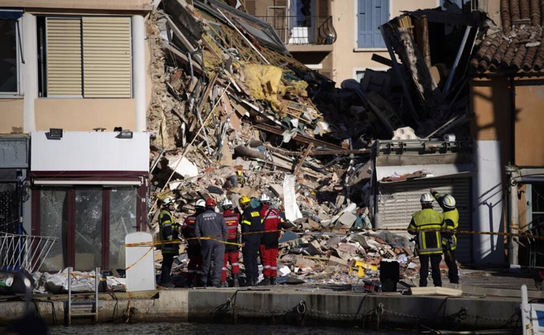 Bomberos y socorristas en un edificio que se derrumbó tras una supuesta explosión de gas. Foto: AP