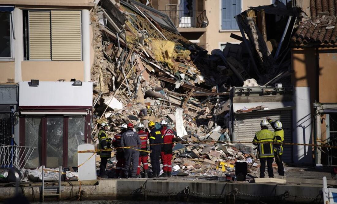 Bomberos y socorristas en un edificio que se derrumbó tras una supuesta explosión de gas. Foto: AP