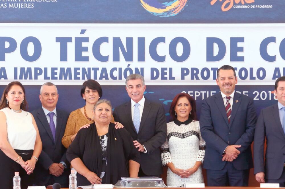 El gobernador José Antonio Gali (sexto de izq. a der.) aseguró que con el Protocolo Alba se recabará información para identificar los espacios, perfiles y horarios de mayor riesgo para mujeres y niñas.