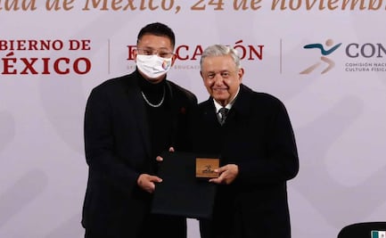Julio Urías hace desaire tras recibir el Premio Nacional de Deportes