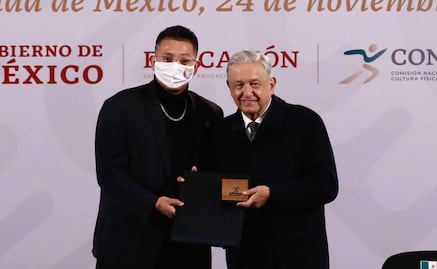 Julio Urías hace desaire tras recibir el Premio Nacional de Deportes