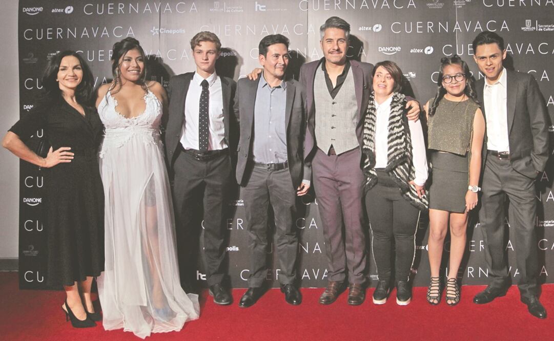 Andrade (camisa gris) se inspiró en lugares de su infancia para el filme. (EFE)