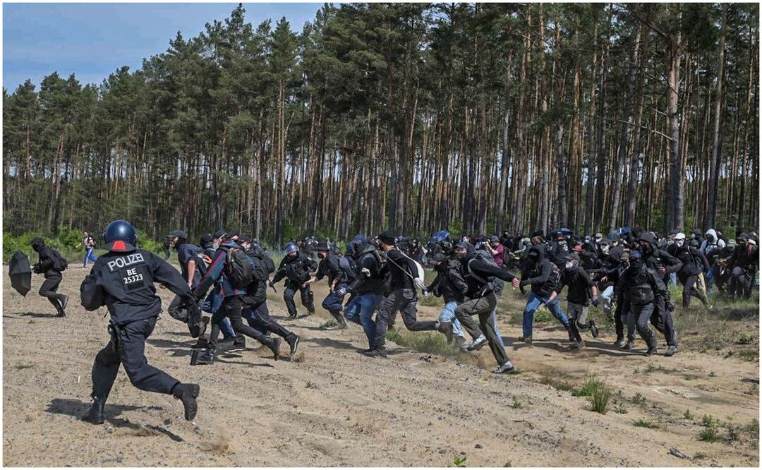 Manifestantes intentan asaltar la fábrica de Tesla en Alemania y al menos tres policías y una mujer resultaron heridos. Foto: Tomada de X, antes Twitter
