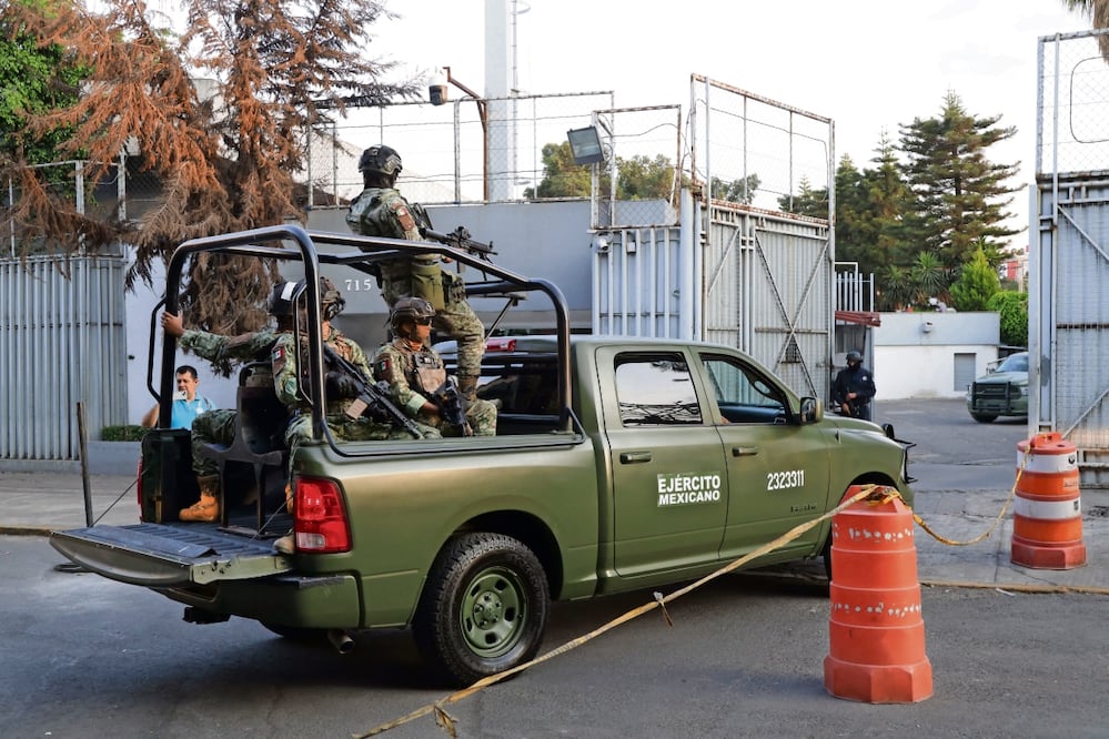 El ejército mexicano en el Centro Pericial Forense de la Fiscalía General de la República, donde estuvo el cuerpo de Nemesio Oseguera, "El Mencho", en la Ciudad de México, el 26 de febrero pasado. Foto: AFP