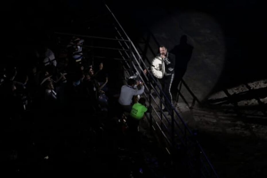 Pepe Aguilar rinde homenaje a Vicente Fernández en su show presencial 