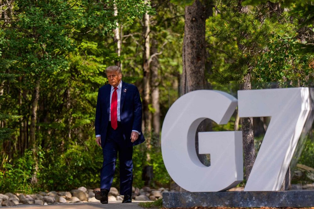 El presidente estadounidense, Donald Trump, a su llegada para la cumbre del G7, en Kananaskis, en la provincia canadiense de Alberta, donde abundan los osos. FOTO: MICHAEL KAPPELER. AFP