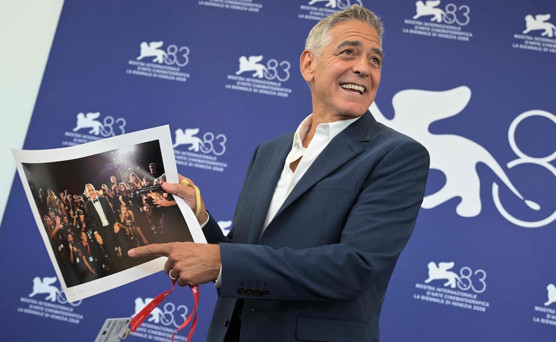El actor y cineasta estadounidense George Clooney posa con una fotografía tomada por Andrea Avezzù —fotógrafo de la Bienal—, que le fue entregada como regalo de parte de todos los fotógrafos, durante una sesión de fotos en la 83.ª edición del Festival Internacional de Cine de Venecia.
Foto de Tiziana FABI / AFP.