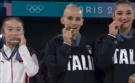 VIDEO: Gimnasta china se vuelve viral por su reacción al ver que sus competidoras mordían sus medallas