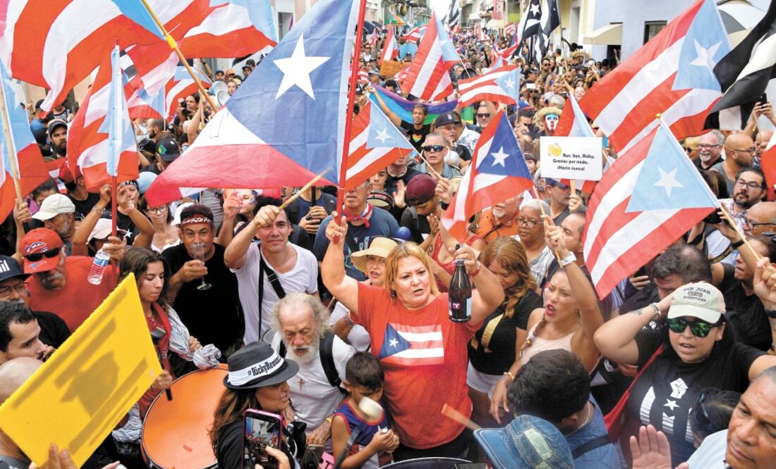 Manifestantes celebran la renuncia oficial del exgobernador Ricardo Rosselló, en San Juan. Foto/GABRIELLA N. BAEZ. REUTERS