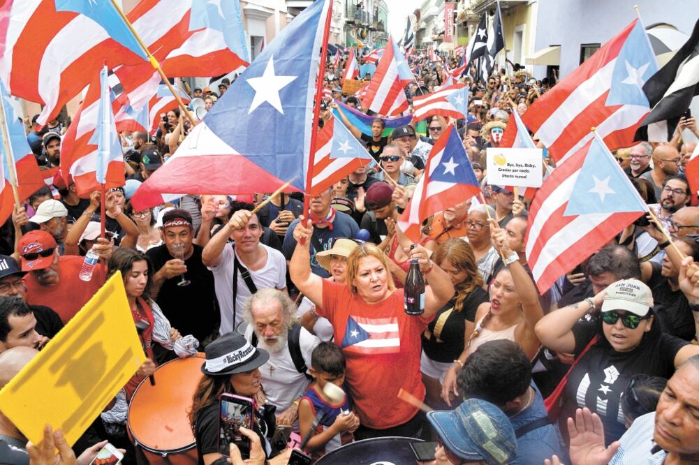 Manifestantes celebran la renuncia oficial del exgobernador Ricardo Rosselló, en San Juan. Foto/GABRIELLA N. BAEZ. REUTERS