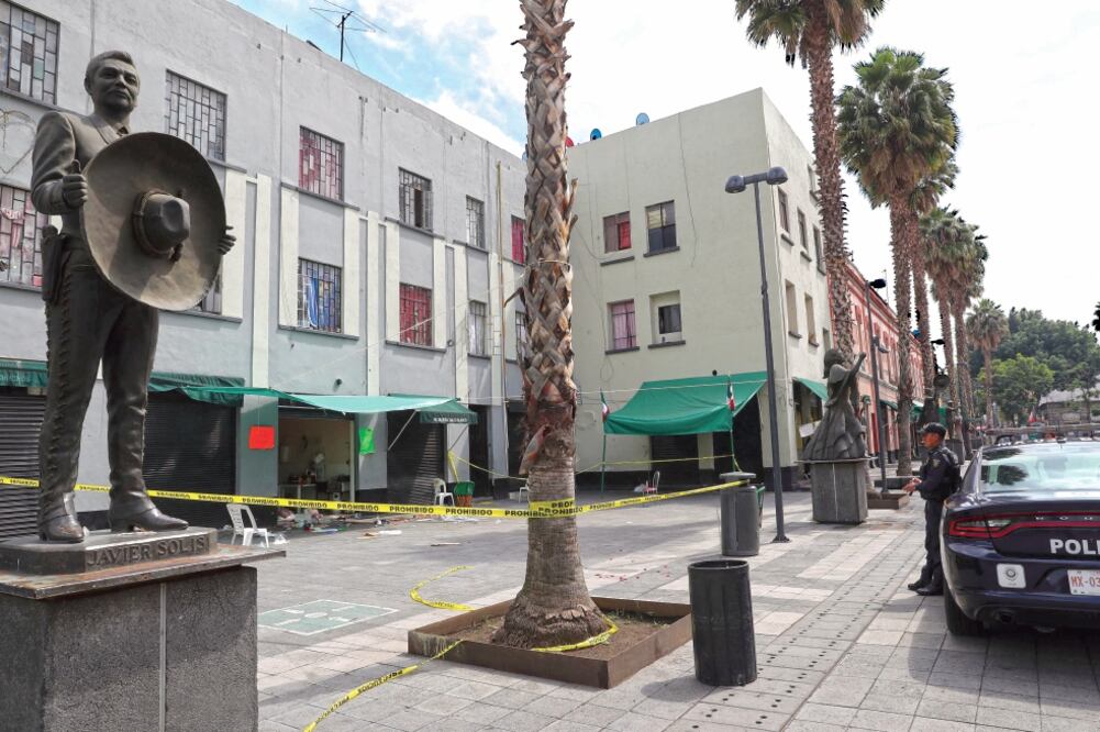 El área del ataque es resguardada por un policía con una patrulla; la vida social de la plaza no fue interrumpida por la agresión. (JUAN CARLOS REYES. EL UNIVERSAL)