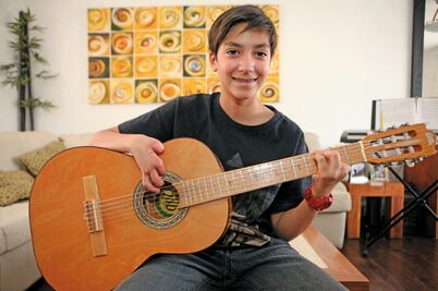 “Así nací”. Le bastan tres dedos para tocar tres instrumentos