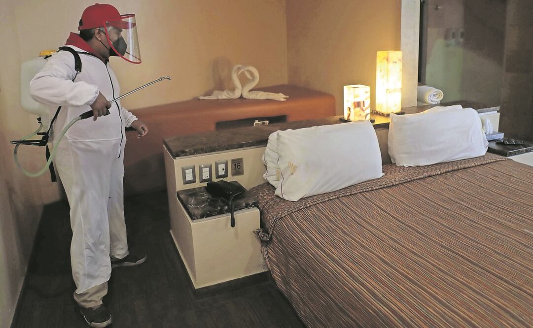 El Motel Pirámides del Valle, el cual en marzo de 2020 y principios del 2021 albergó a médicos de primera línea en la lucha contra el Covid, sí abrirá sus puertas este 14 de febrero y para ello ejecuta un protocolo de desinfección en los cuartos. Foto:JB