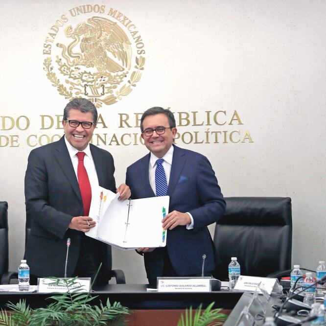 El presidente de la Junta de Coordinación Política del Senado, Ricardo Monreal, y el secretario de Economía, Ildefonso Guajardo, en la entrega a la Cámara Alta del resumen del acuerdo entre México y Estados Unidos sobre el TLCAN. LUIS CORTÉS. EL UNIVERSAL
