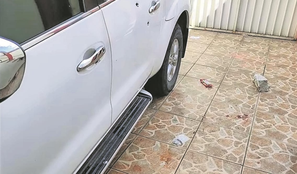 Roberto Toledo fue llevado a un hospital, donde murió. En el lugar del ataque dejaron cartulinas con mensajes de un grupo criminal. Foto: Especial