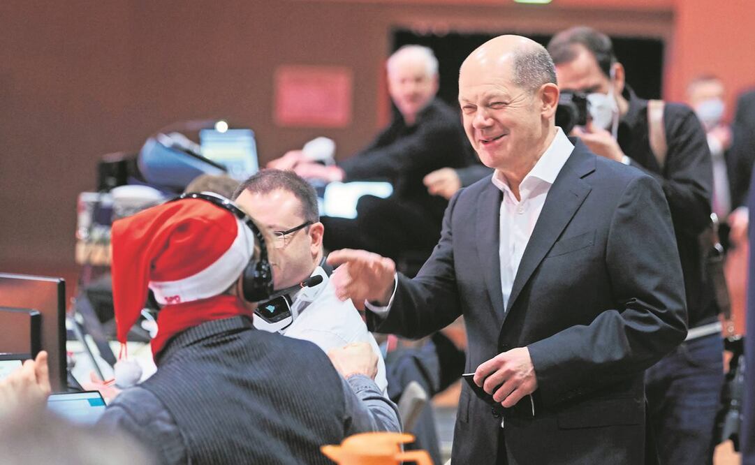 Olaf Scholz (SPD), canciller alemán designado, saluda a un miembro del partido durante una conferencia en Berlín, ayer. Foto: AP