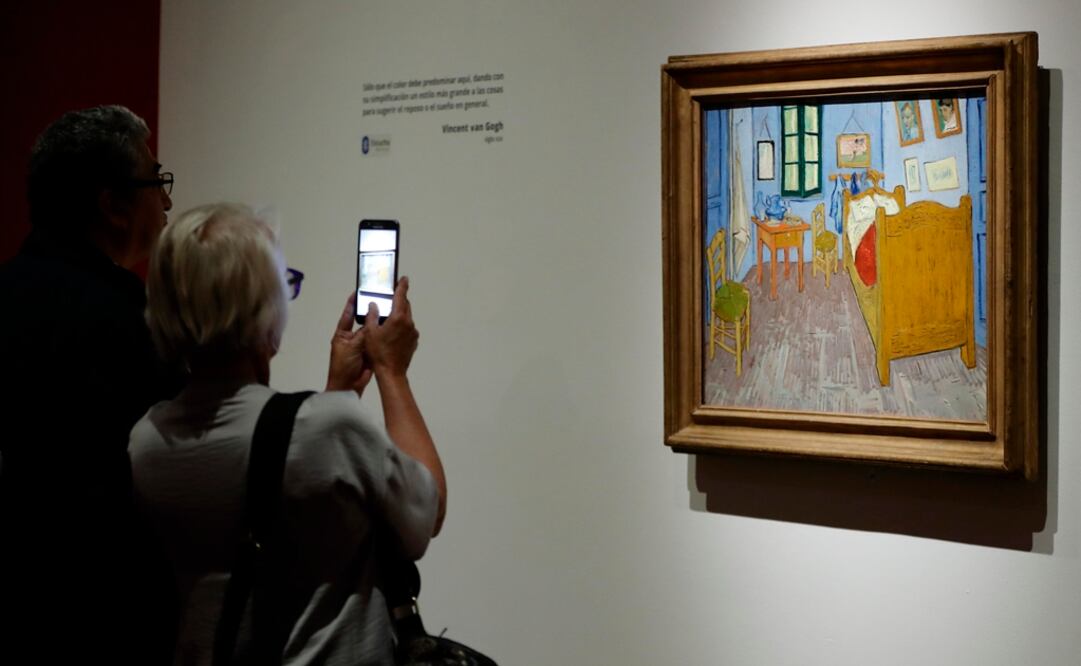 Visitantes observan la obra "La recámara de Van Gogh en Arlés", de Vincent van Gogh. Foto: EFE/José Méndez