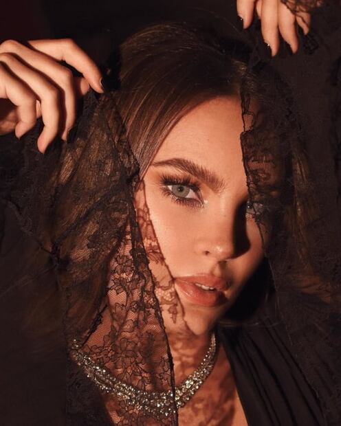 Belinda misteriosa con escote de impacto