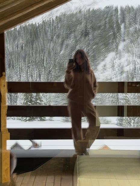 Un look cozy en tonos café, ideal para disfrutar del paisaje desde la comodidad de la cabaña. Foto: Instagram @eizagonzalez