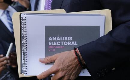 Aureoles entrega a la FGR supuestas pruebas de intromisión del narco en elección de Michoacán