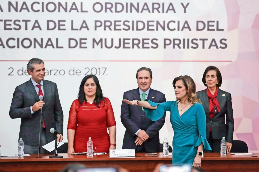 El presidente del PRI, Enrique Ochoa Reza (primero de izq. a der.), toma protesta a Hilda Flores como dirigente de la ONMPRI (LUIS CORTÉS. EL UNIVERSAL)