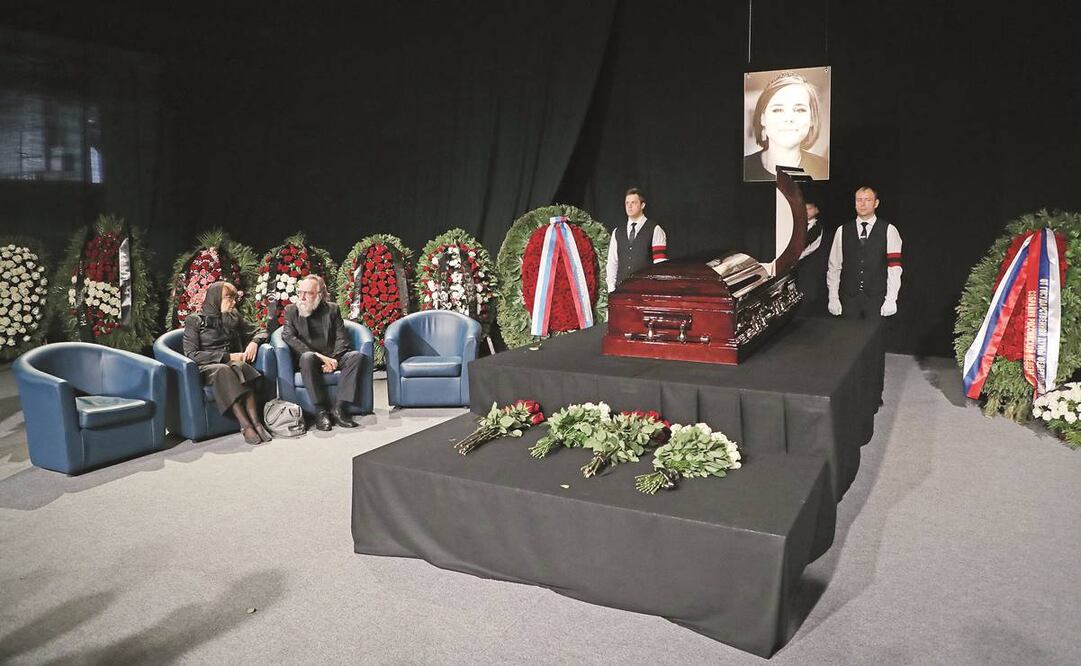 Alexander Dugin (sentado) en el funeral de su hija, Daria Dugina, quien murió al explotar el auto en el que viajaba, cerca de Moscú. Foto: EFE.