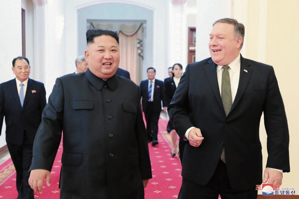 Encuentro. Kim Jong-un, líder norcoreano, con Mike Pompeo, secretario de Estado de EU, el pasado 7 de octubre, en Pyongyang. Foto: AFP