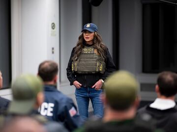 “Seguiremos eliminando a esta basura de nuestras calles”; secretaria del DHS encabeza redada contra migrantes en Nueva York