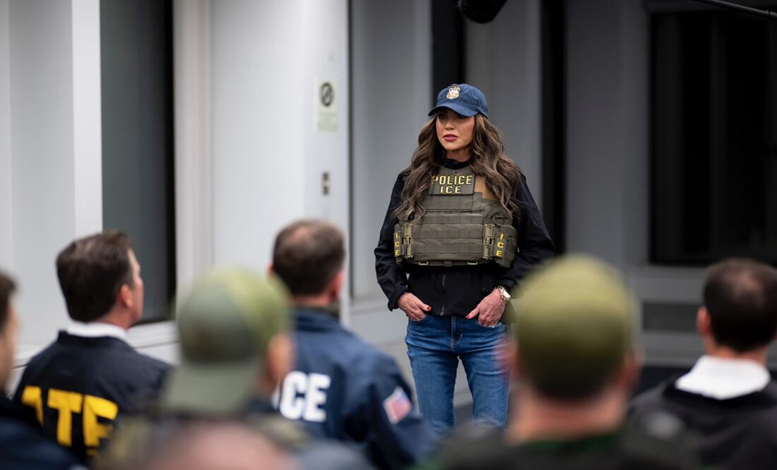 Kristi Noem, Secretaria de Seguridad Nacional de Estados Unidos, encabeza primeras redadas de inmigrantes en Nueva York. Foto: EFE