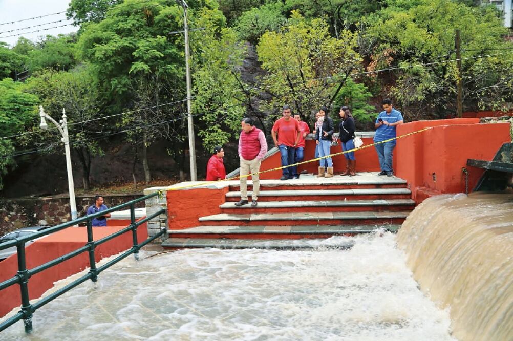 Autoridades verificaron los niveles de captación de la presa y garantizaron la seguridad de habitantes y turistas. (XÓCHITL ÁLVAREZ. EL UNIVERSAL)