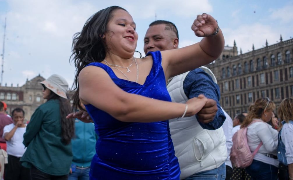 En el Día Internacional de la Danza el Zócalo tuvo sonideros con los que la gente disfrutó de una tarde de baile. Además, los ciudadanos presentaron una rutina que practicaron desde tiempo atrás. 
Foto: Santiago Cadena / El Universal