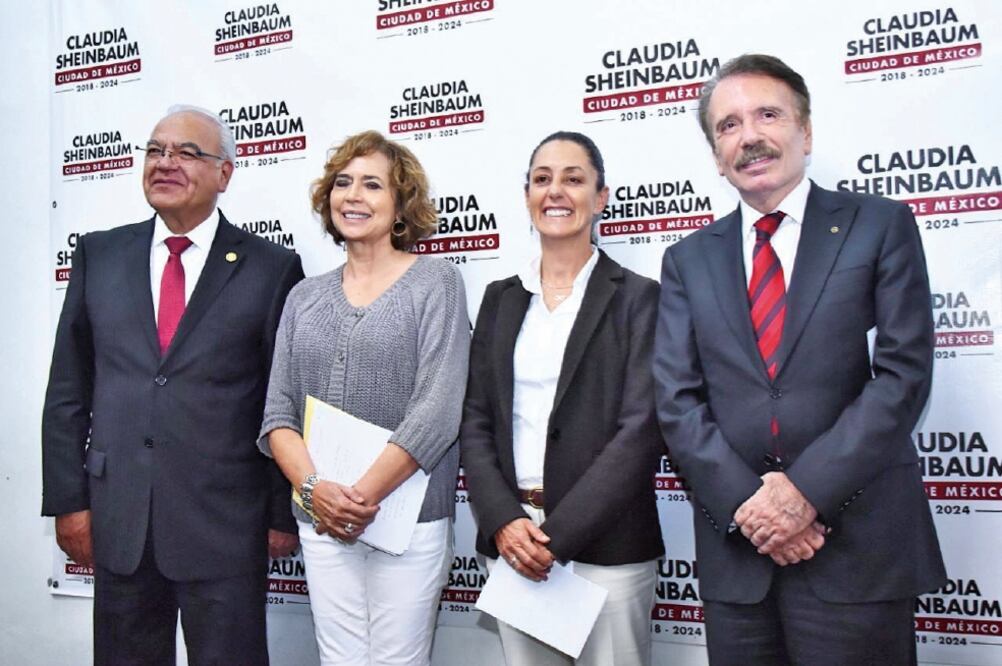 En conferencia de prensa, Claudia Sheinbaum y el director del IPN, Mario Alberto Rodríguez Casas (primero de der. a izq.), dieron a conocer un planteamiento para construir edificios en los campus de Zacatenco y Casco de Santo Tomás. (ESPECIAL)