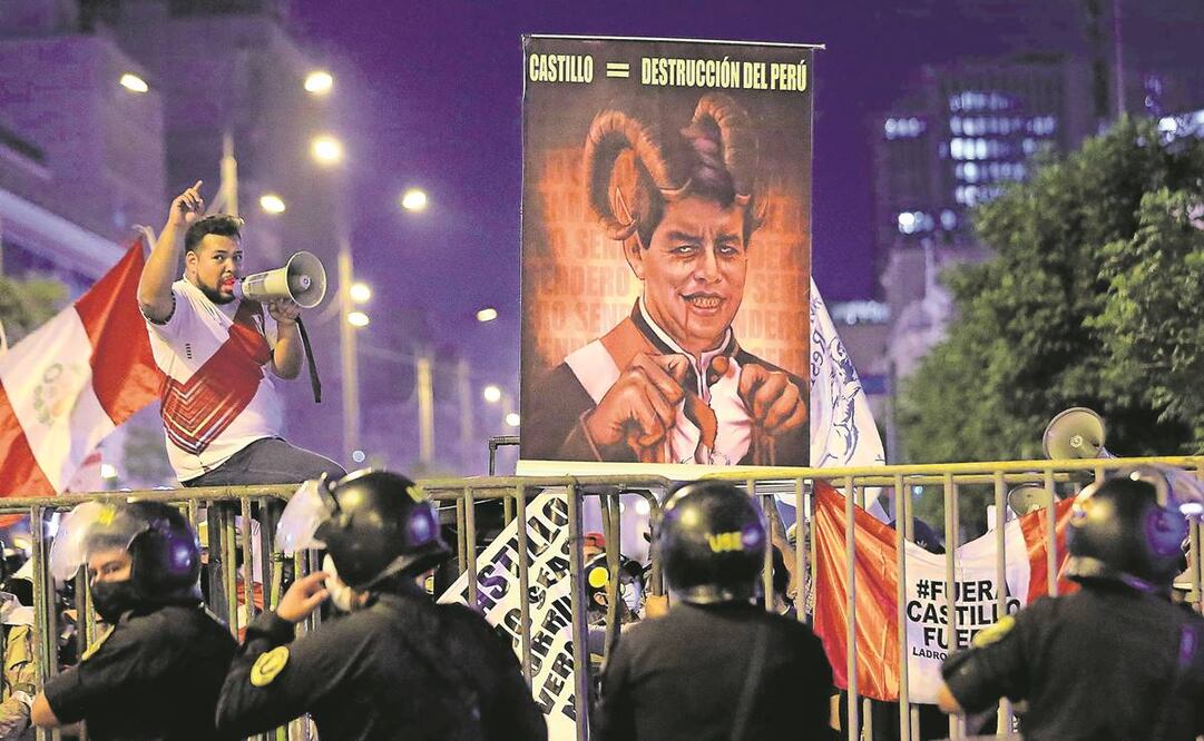 Manifestantes en contra y a favor de Pedro Castillo, a las fueras del Congreso de Perú. Foto: Luis Ángel Gonzales/EFE