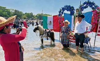 Peregrinos cruzan el río por fiestas de Cuaresma