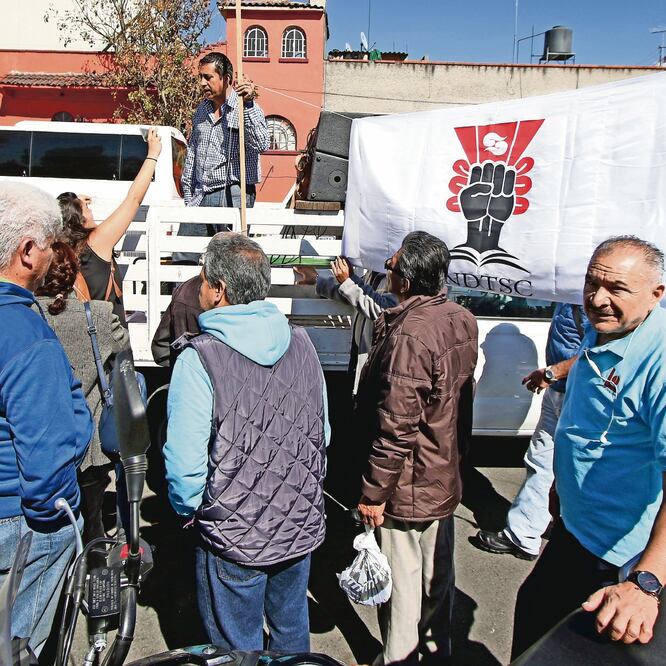 Leonardo Macareno Mejía (arriba de la camioneta), colegiado General de Organización del SNDTSC, en la protesta.