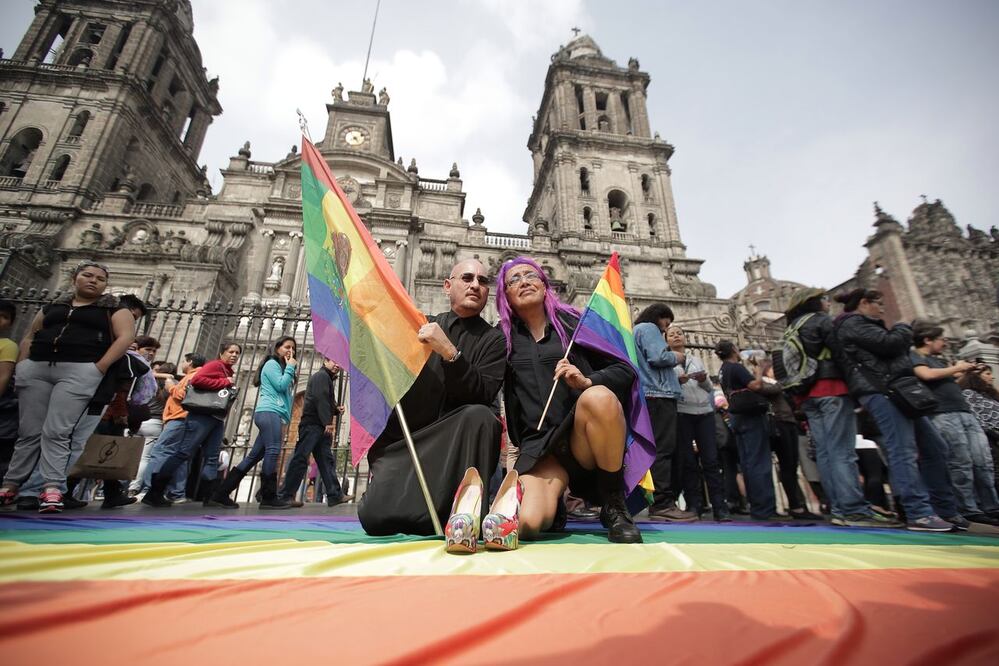 En el marco del Día Trans en la Ciudad de México, la comunidad de este sector se manifestó frente a la Catedral Metropolitana. (Foto: Aleandro Acosta / El Universal)