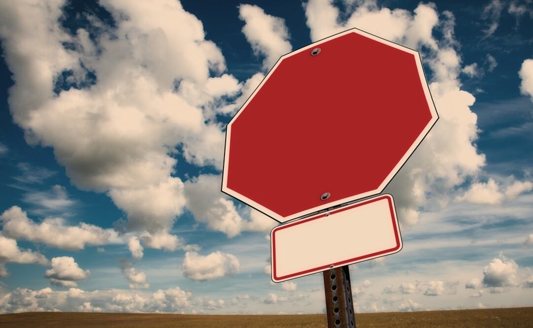 ¿Conoces el indicador que marca la prohibición de señales acústicas? (Foto: Manual de Señalización Vial y Dispositivos de Seguridad 2014 y Pixabay) 